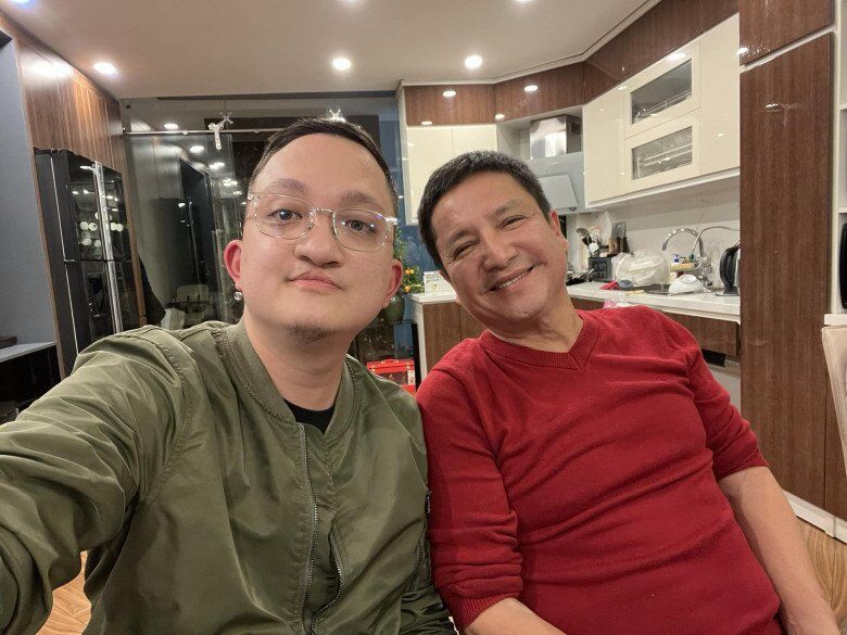 Chí Trung thỉnh thoảng xuất hiện cùng con trai trên mạng xã hội.