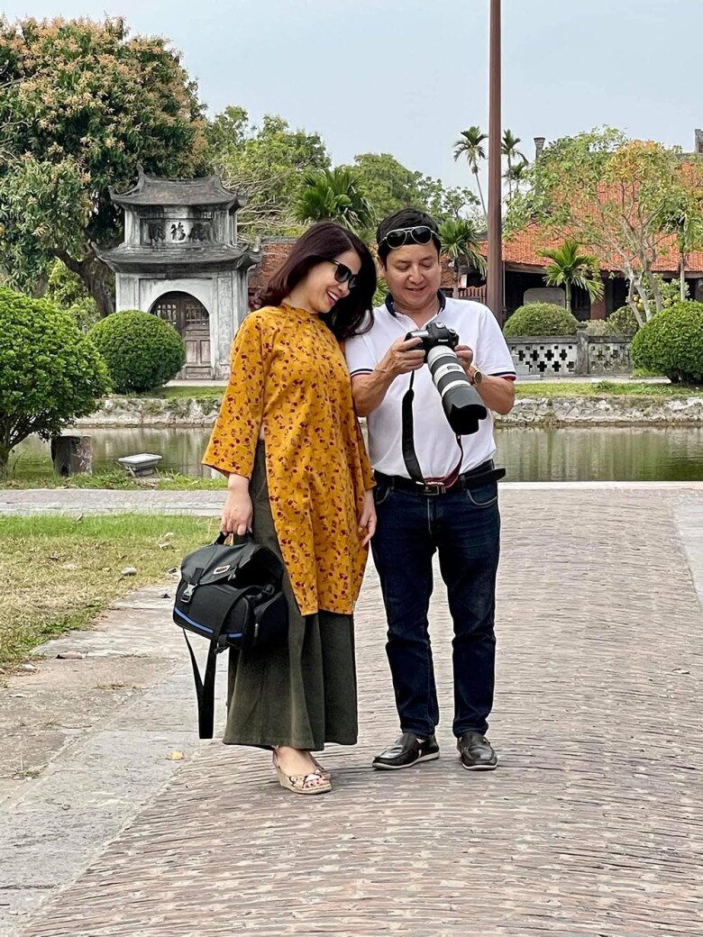 Chí Trung đảm nhận vai trò nhiếp ảnh gia cho bạn gái.