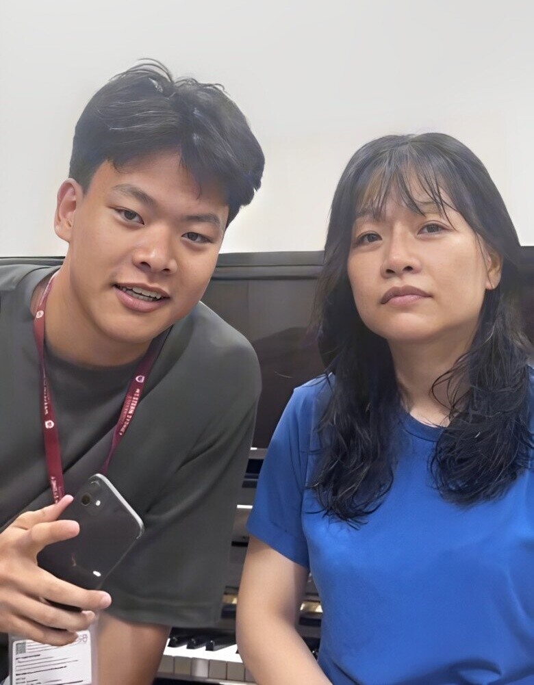 Đức Huy cũng giỏi ngoại ngữ giống mẹ, sở hữu thành tích học tập ấn tượng.