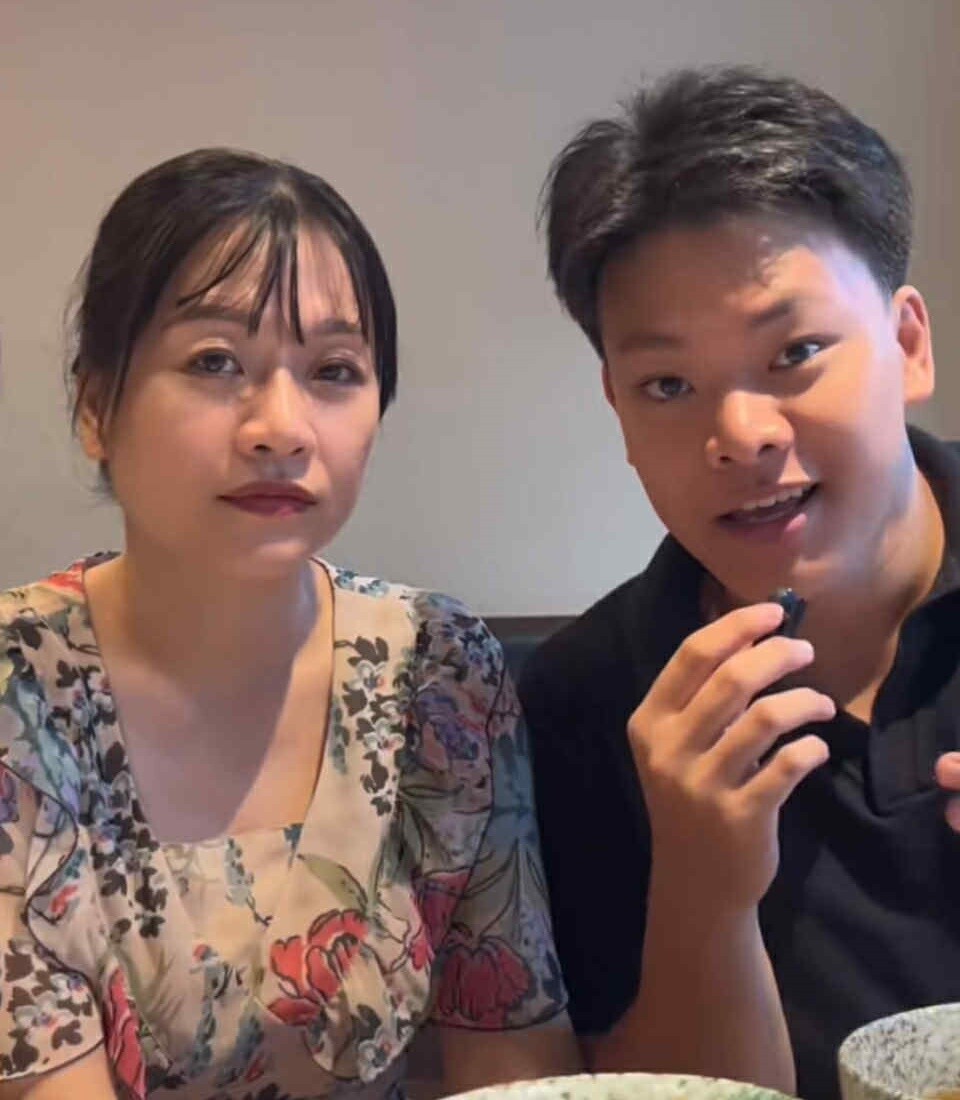 Đức Huy chụp ảnh cùng mẹ là giáo viên tiếng Anh.