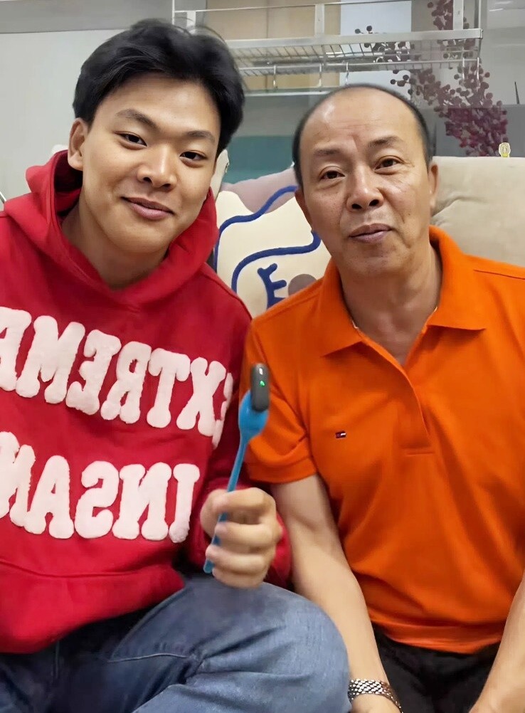 Con trai Đức Hải có kênh TikTok riêng và thường quay clip với bố.