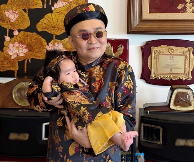 Xuân Hinh khoe bộ trang phục mới để cùng cháu gái đón Quốc khánh.