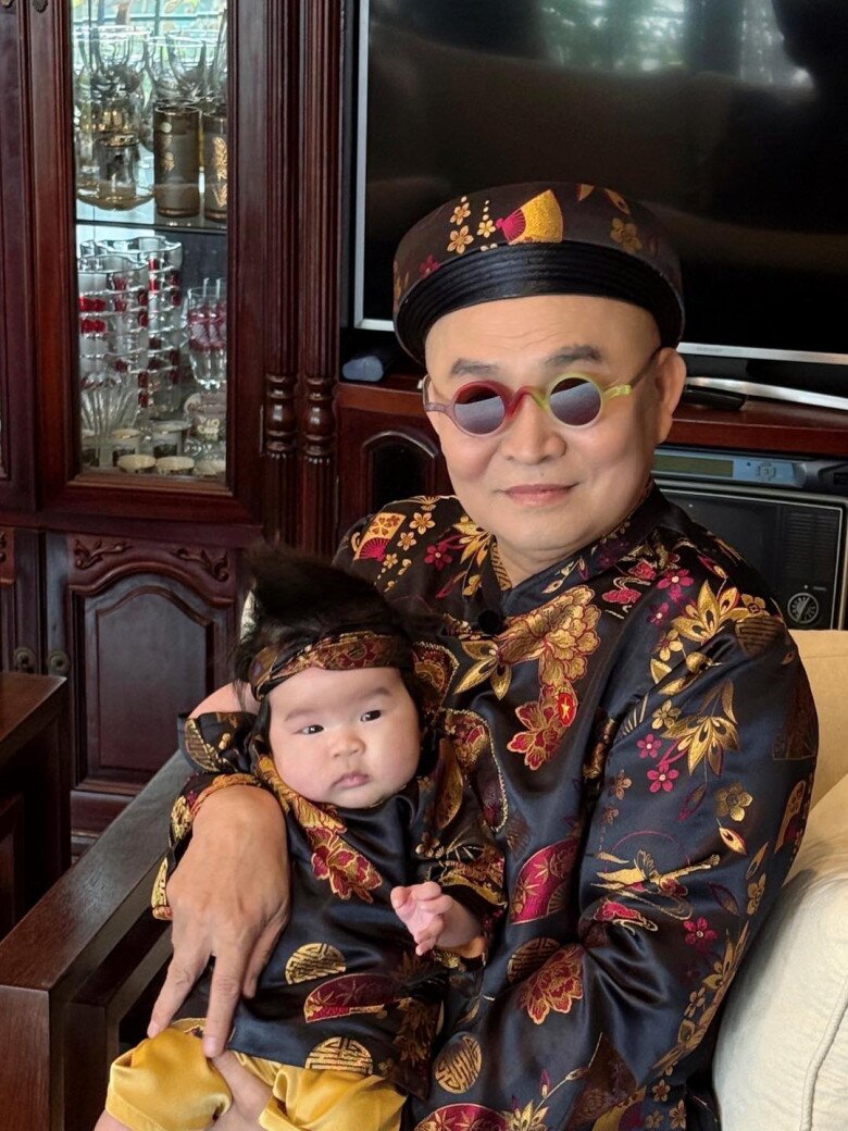 Cô bé Nana được nhận xét là có gương mặt giống hệt ông ngoại.