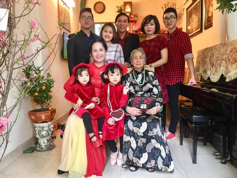 NSND Lan Hương ngoài đời thật khác hoàn toàn trên phim.