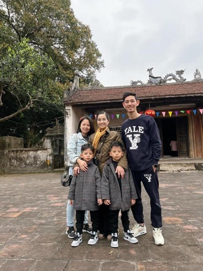 Nghệ sĩ Ngọc Tản chụp ảnh cùng gia đình con trai.