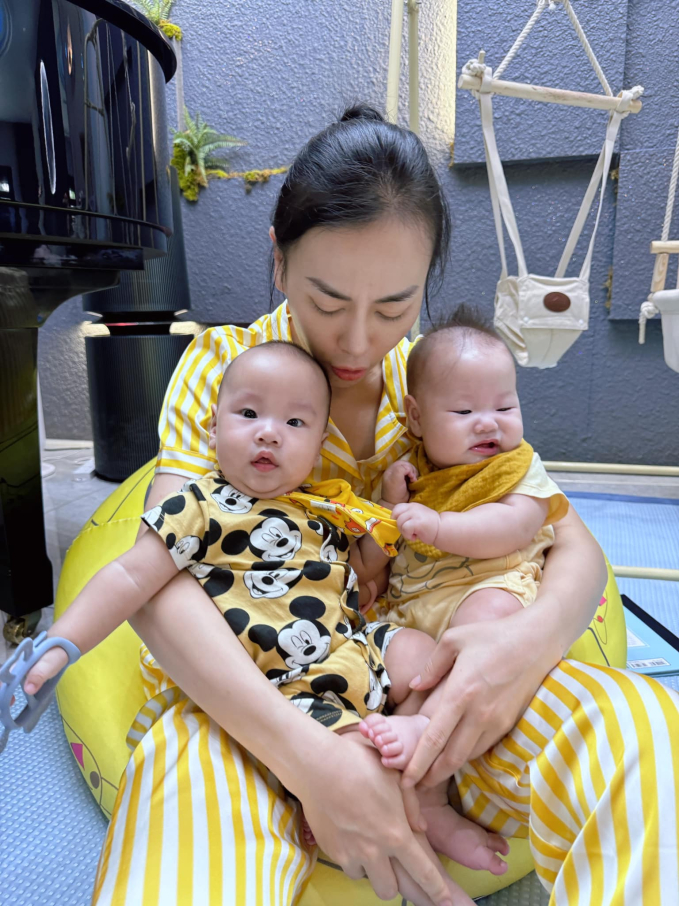 Phương Oanh trở thành bà mẹ bỉm sữa nghiện con.