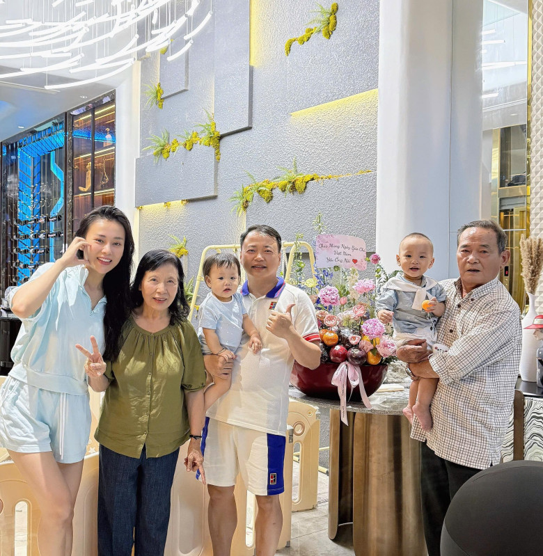 Phương Oanh chụp ảnh thân thiết bên bố mẹ chồng.