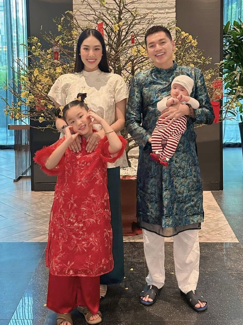 Quang Minh rất thân thiết với con riêng của bà xã, đối xử với bé như con ruột.