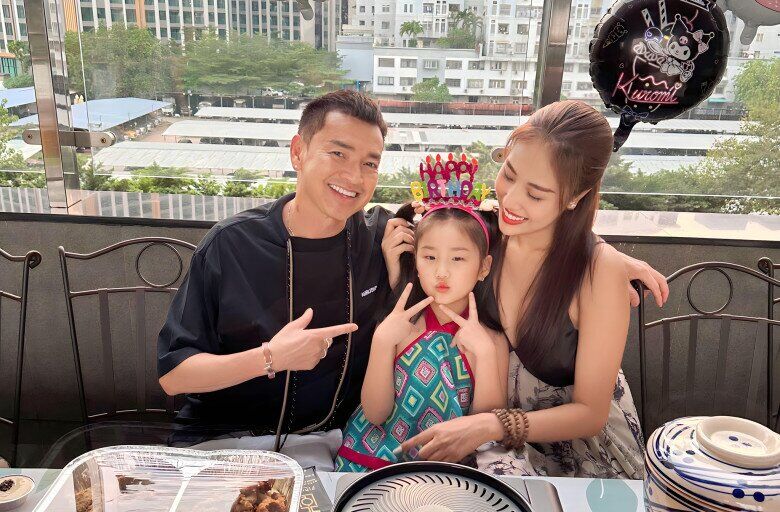 Nam diễn viên được lòng gia đình nhà vợ, thường dành thời gian dẫn bé Ti đi chơi.