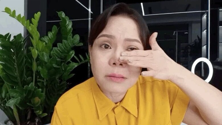 Việt Hương cũng nhiều lần bị đồn qua đời bị bệnh tật.