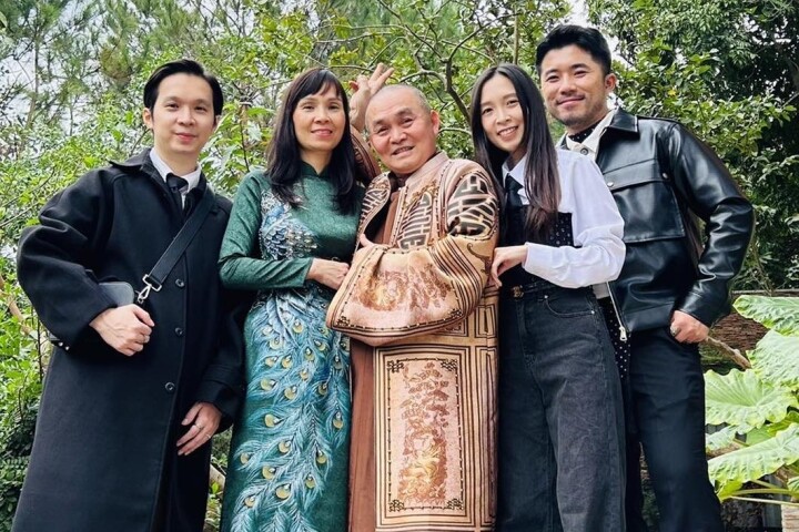 Nghệ sĩ Xuân Hinh bên gia đình.