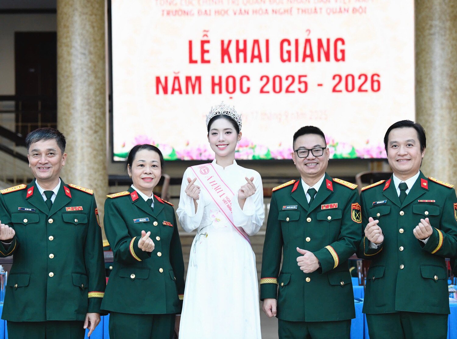 Á hậu Châu Anh rạng rỡ khi xuất hiện tại buổi lễ khai giảng.