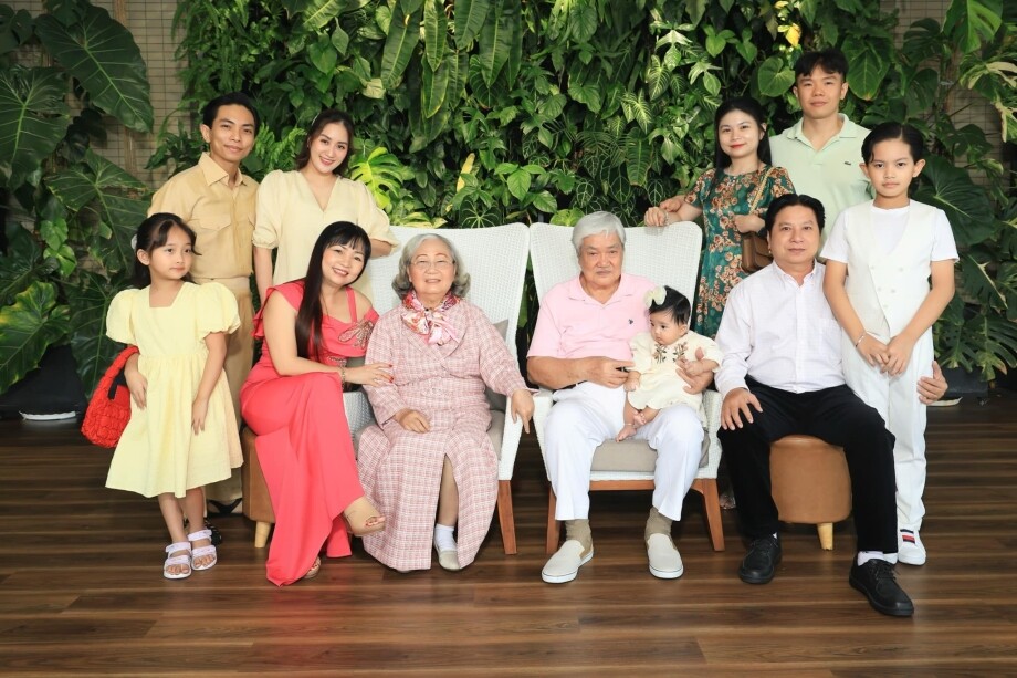 Gia đình Khánh Thi - Phan Hiển chụp ảnh cùng nhà nội.
