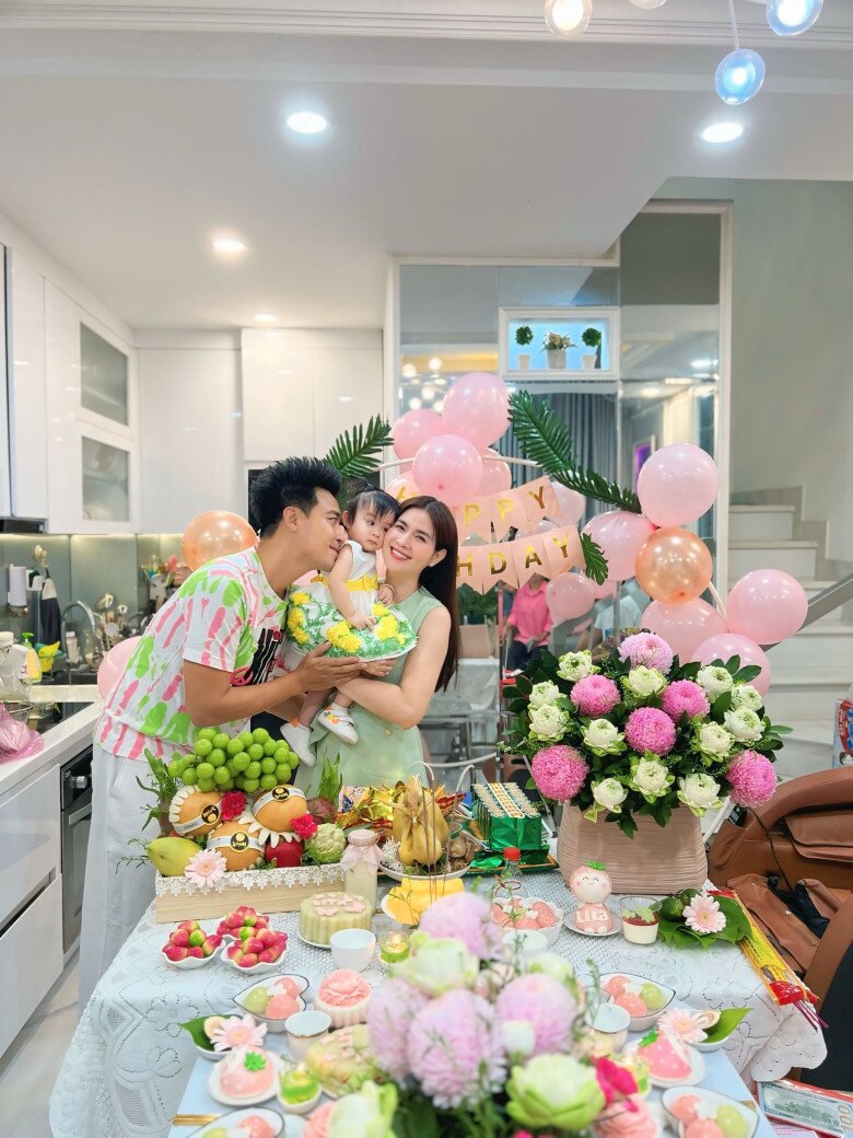 Sao Việt 24h: Bố chồng phong độ của Khánh Thi khoe tiệc sinh nhật hoành tráng của cháu nội, Kubi cao lớn khi đứng cạnh ông bà - 8