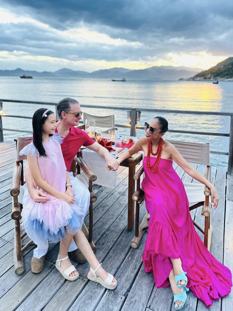 Sao Việt 24h: BTV Hoài Anh amp;#34;lột xácamp;#34; khi trang điểm đậm, khác hẳn vẻ trong trẻo ngày thường - 13