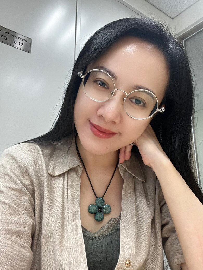 Đời thường, BTV Hoài Anh có phong cách trang điểm và ăn mặc mộc mạc, giản dị.
