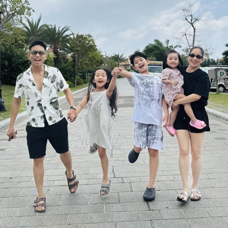 Sao Việt 24h: BTV Hoài Anh amp;#34;lột xácamp;#34; khi trang điểm đậm, khác hẳn vẻ trong trẻo ngày thường - 10