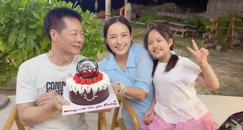 Sao Việt 24h: BTV Hoài Anh amp;#34;lột xácamp;#34; khi trang điểm đậm, khác hẳn vẻ trong trẻo ngày thường - 14