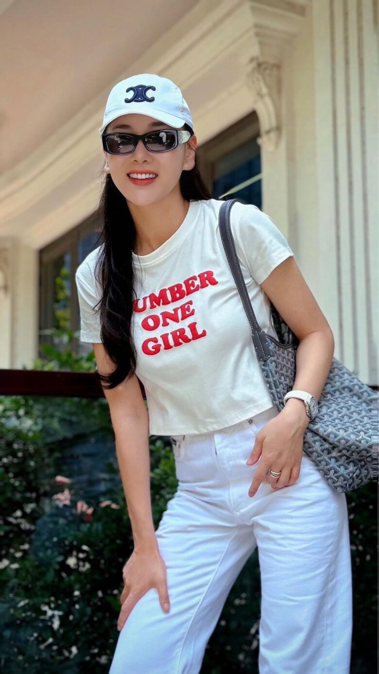 Sao Việt 24h: BTV Hoài Anh amp;#34;lột xácamp;#34; khi trang điểm đậm, khác hẳn vẻ trong trẻo ngày thường - 8