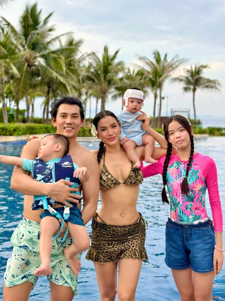 Sao Việt 24h: BTV Hoài Anh amp;#34;lột xácamp;#34; khi trang điểm đậm, khác hẳn vẻ trong trẻo ngày thường - 12