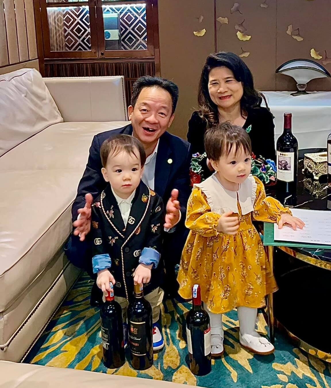 Vợ chồng Bầu Hiển chụp ảnh cùng 2 cháu - con của doanh nhân Đỗ Quang Vinh.