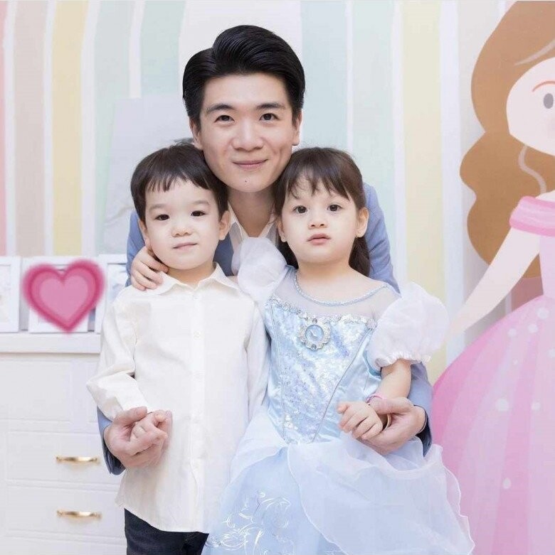 Doanh nhân Đỗ Quang Vinh bên cặp song sinh Gấu và Thỏ.