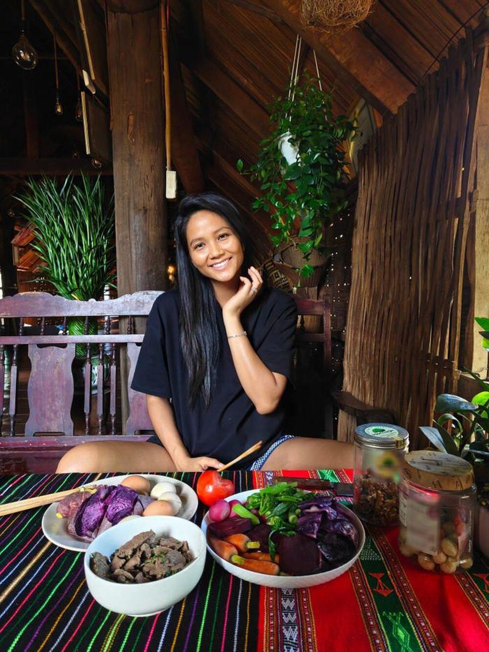 HHen Niê thoải mái để mặt mộc, ăn các món đầy đủ dinh dưỡng trong thai kỳ.