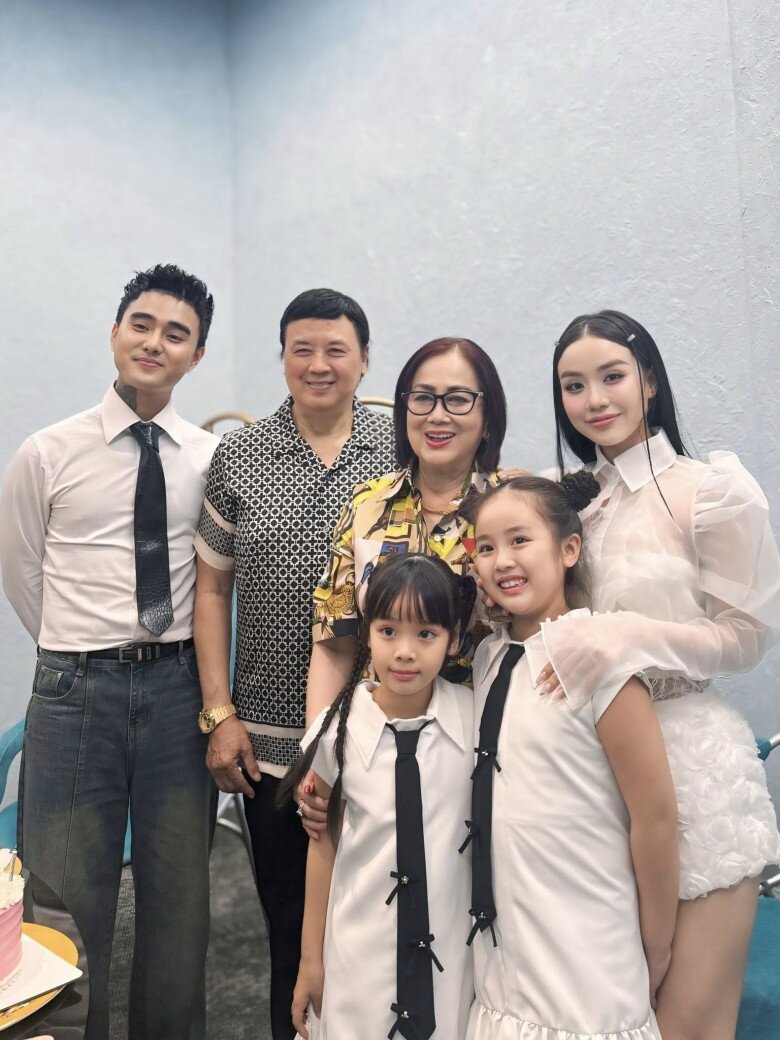 Sao Việt 24h: Chồng Hamp;#39;Hen Niê lo lắng cảnh vợ mang thai nhưng em bé cứ amp;#34;lộn mèoamp;#34;, phải tìm bà đỡ đến nhà nắn bụng - 10