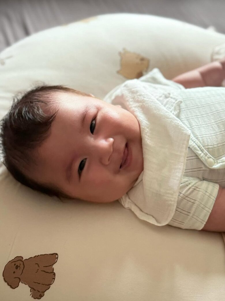 Sao Việt 24h: Con gái Nhật Kim Anh thần thái sang chảnh như amp;#34;đúc cùng một khuônamp;#34; với mẹ, 6 tháng tuổi đã amp;#34;đi làmamp;#34; - 7