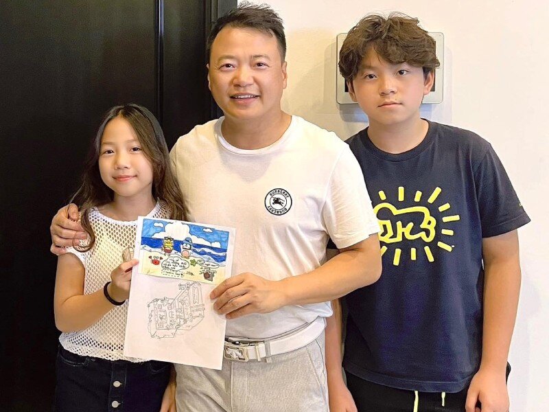 Shark Bình khoe ảnh bên 2 con.