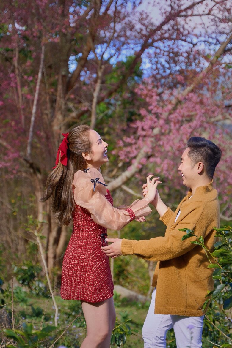 Sao Việt 24h: Chloe con gái Tăng Thanh Hà trổ tài trèo cây thoăn thoắt, thấy rõ đôi chân dài thừa hưởng từ mẹ amp;#34;ngọc nữamp;#34; - 15