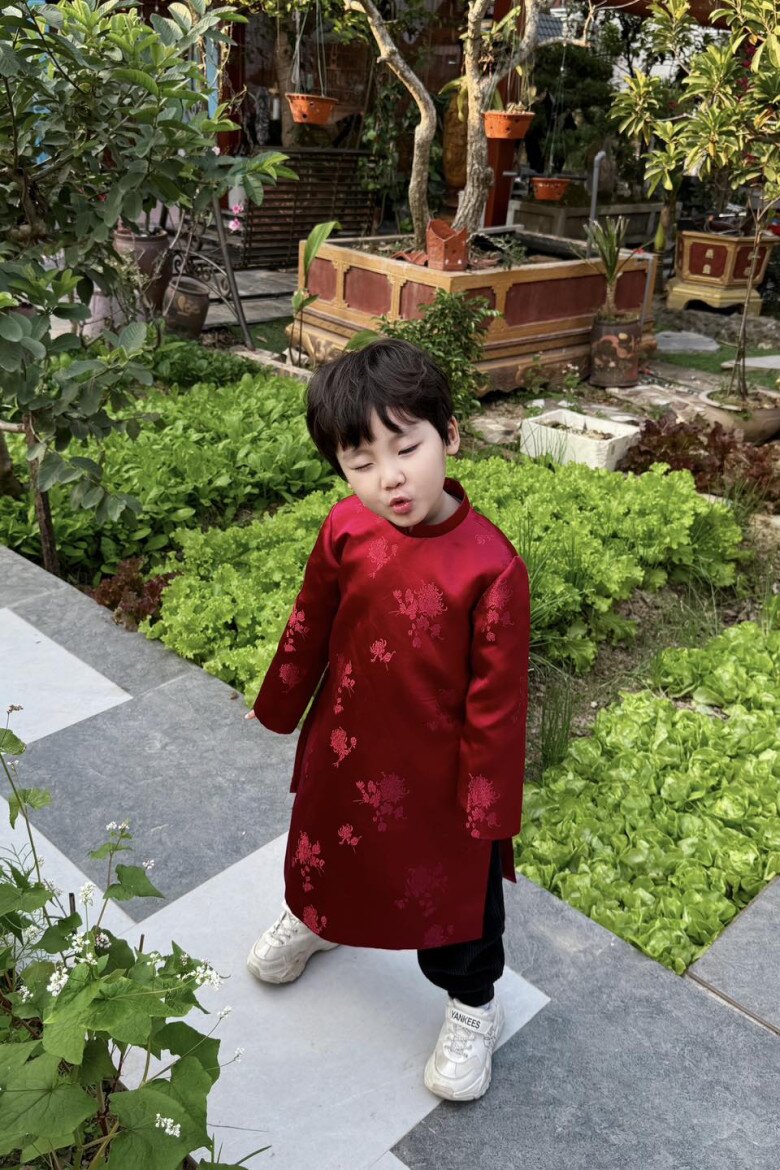Hòa Minzy thường xuyên khoe những bức ảnh đáng yêu của quý tử trên trang cá nhân.