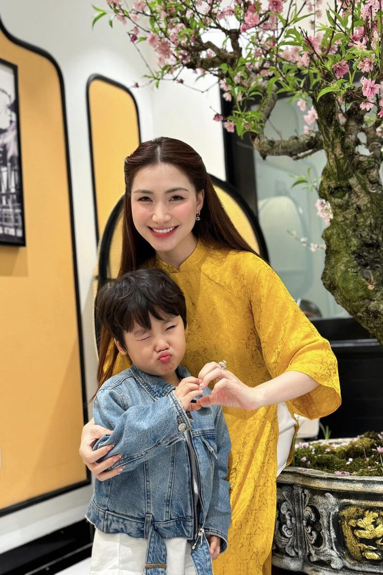 Cậu nhóc có lượt tương tác khủng trên mạng xã hội bởi vẻ ngoài thông minh, lanh lợi và những khoảnh khắc ngọt ngào bên mẹ Hòa Minzy.