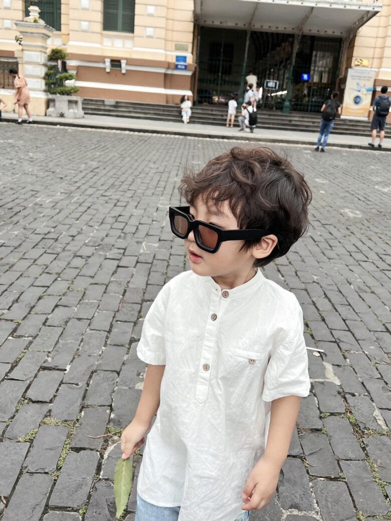 Trước đó, Bo sở hữu làn da trắng bóc và mái tóc xoăn đặc trưng. 