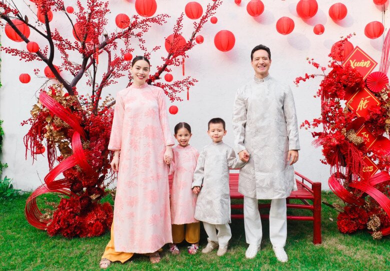 Gia đình hạnh phúc đáng ngưỡng mộ của Hồ Ngọc Hà và Kim Lý.