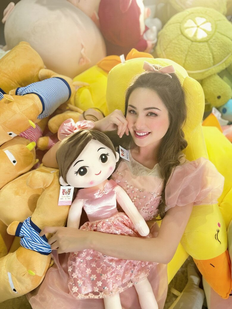 Sao Việt 24h: Hồ Quỳnh Hương hiếm hoi xuất hiện cùng ông xã doanh nhân, được khen trẻ hơn so với tuổi thật - 13