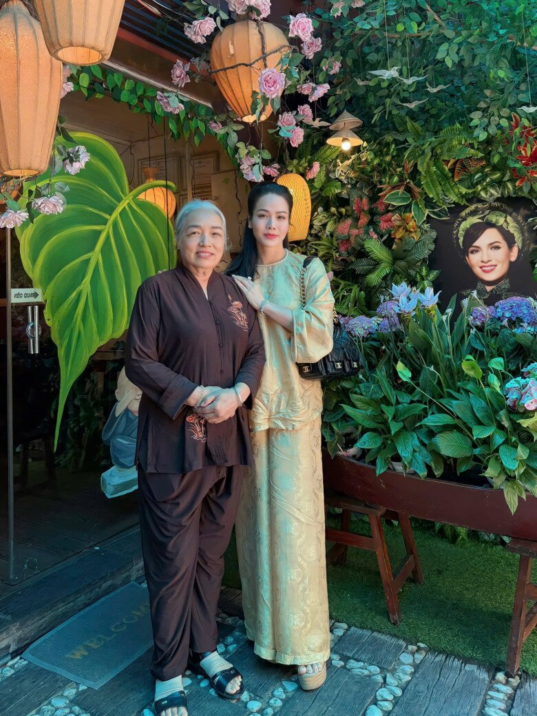 Sao Việt 24h: Hồ Quỳnh Hương hiếm hoi xuất hiện cùng ông xã doanh nhân, được khen trẻ hơn so với tuổi thật - 11