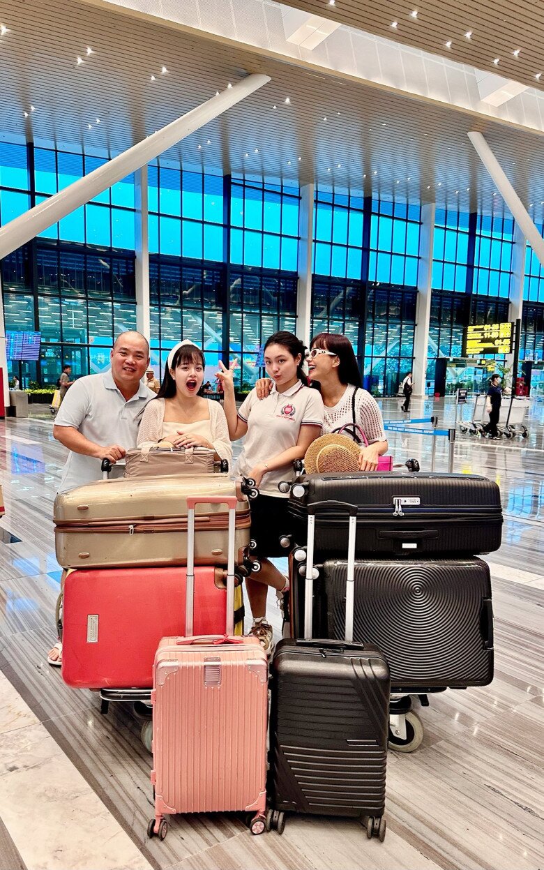 Sao Việt 24h: Hồ Quỳnh Hương hiếm hoi xuất hiện cùng ông xã doanh nhân, được khen trẻ hơn so với tuổi thật - 6