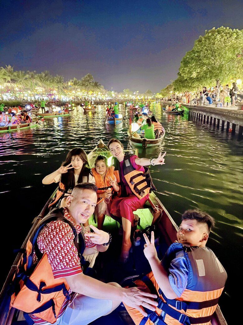 Gia đình nàng hậu thường cùng nhau đi du lịch.