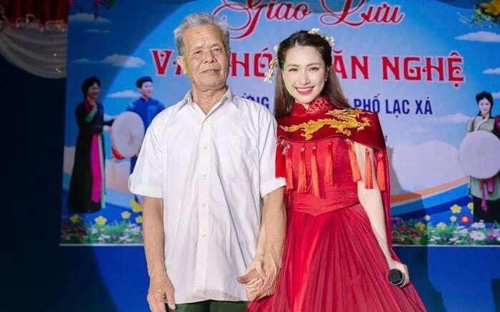 Hoà Minzy hạnh phúc giới thiệu ông nội trên sân khấu.