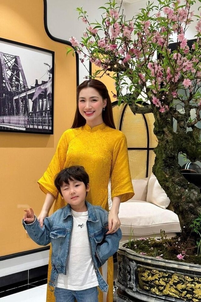 Sau khi chia tay bạn trai, Hòa Minzy một mình chăm sóc quý tử Bo.