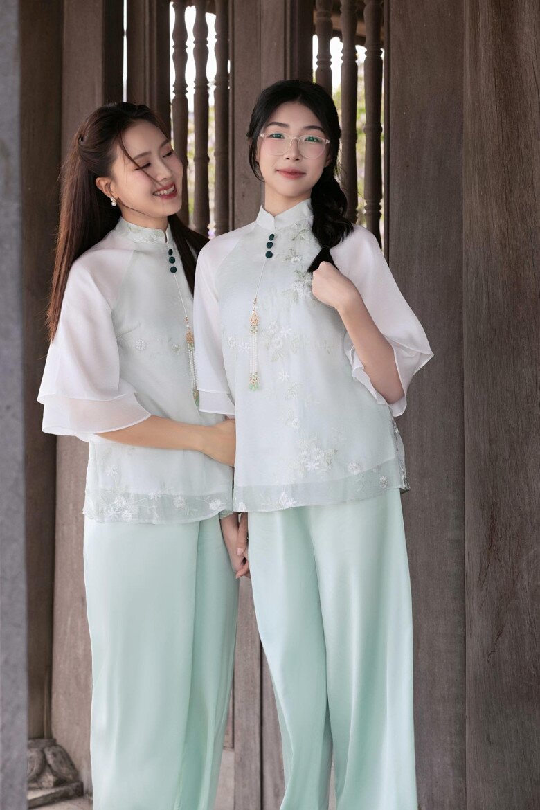 Con gái Hồng Diễm đã cao vượt mẹ ở tuổi 13.