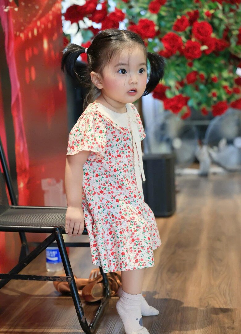 Lisa mỗi lần xuất hiện đều khiến dân mạng lụi tim vì xinh xắn như búp bê.