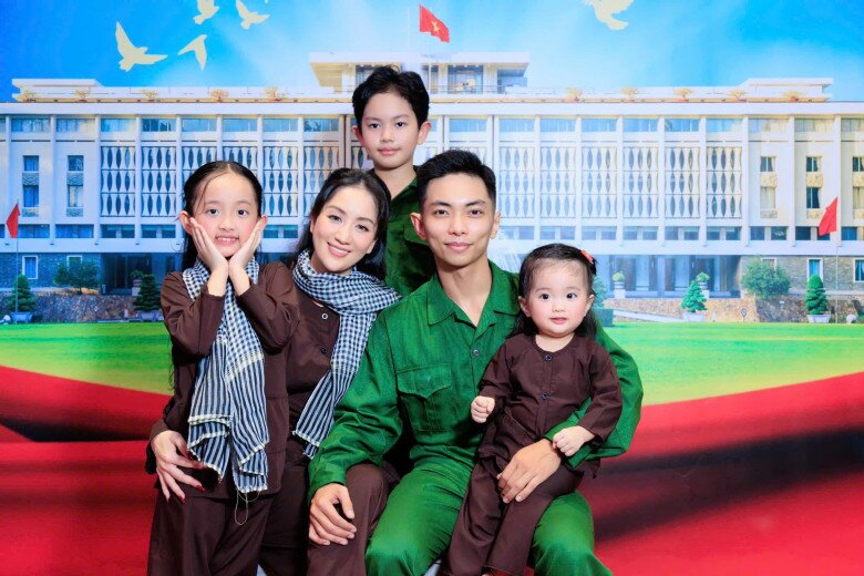 Gia đình Khánh Thi - Phan Hiển khiến nhiều người ngưỡng mộ.