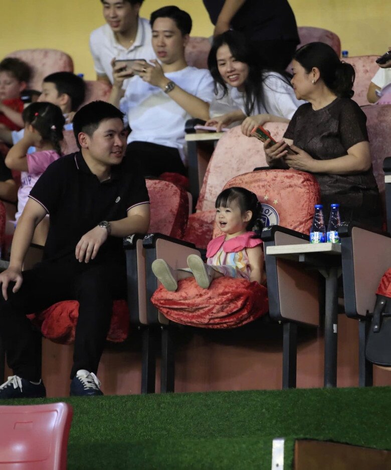 Sao Việt 24h: Khánh Thi - Phan Hiển khoe 3 amp;#34;cục kim cươngamp;#34; pha trộn nét đẹp của bố lẫn mẹ, công chúa út amp;#34;đẹp nhất nhàamp;#34; - 8