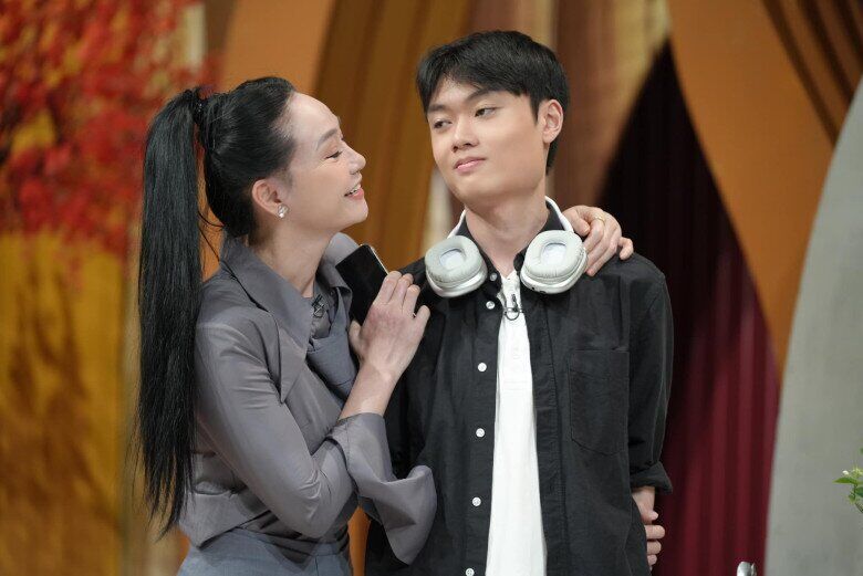 Con trai của Quách Thu Phương cùng mẹ xuất hiện trên một show truyền hình.