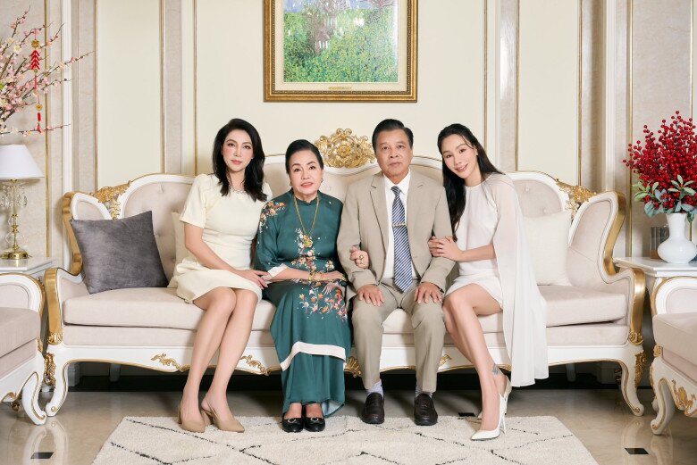 Trước đó, Hồ Quỳnh Hương khoe bộ ảnh gia đình sum vầy cùng bố mẹ ruột, chị gái.