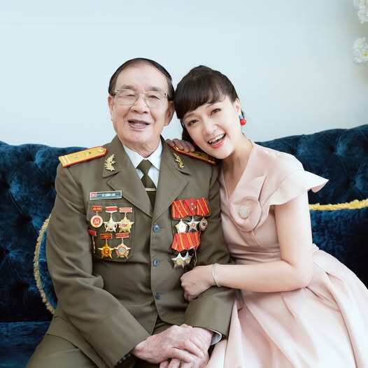 Sao việt 24h mỹ tâm và hòa minzy đọ sắc khi chung khung hình vân dung khoe bố ruột sở hữu bộ huy chương cao quý - 7