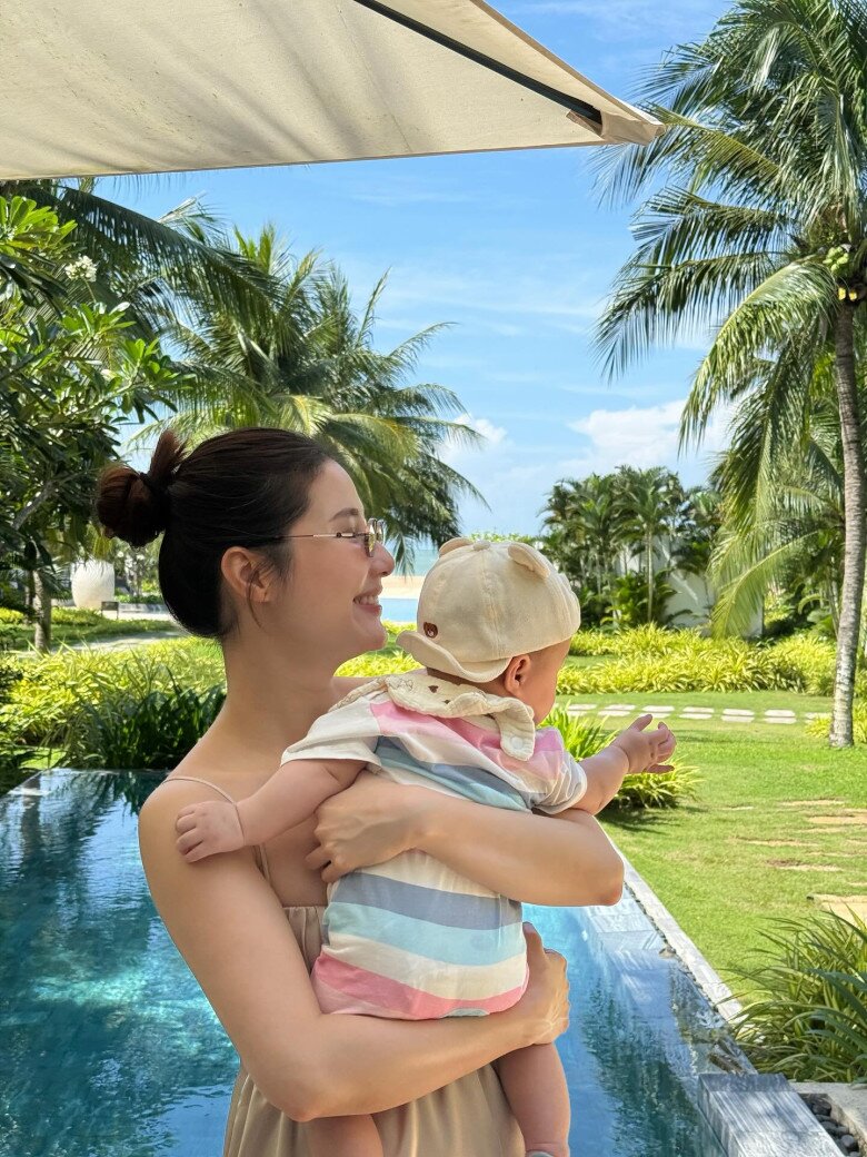 Sao Việt 24h: Nam diễn viên có con đầu lòng ở tuổi 52 với vợ trẻ kém 26 tuổi tươi rói khi lên đồ cùng quý tử - 6