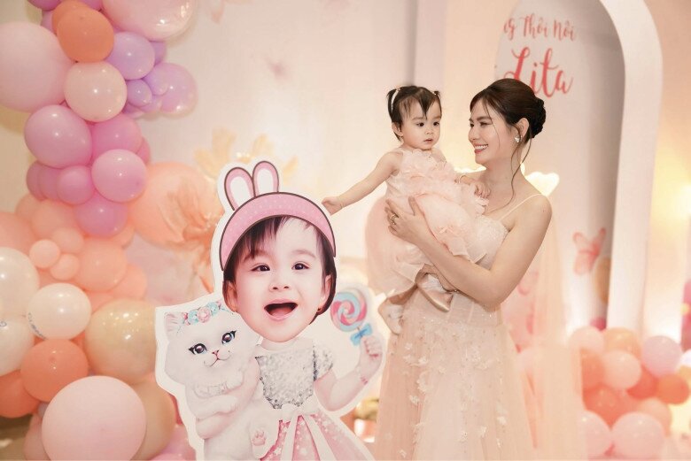 Sao Việt 24h: Nam diễn viên có con đầu lòng ở tuổi 52 với vợ trẻ kém 26 tuổi tươi rói khi lên đồ cùng quý tử - 10